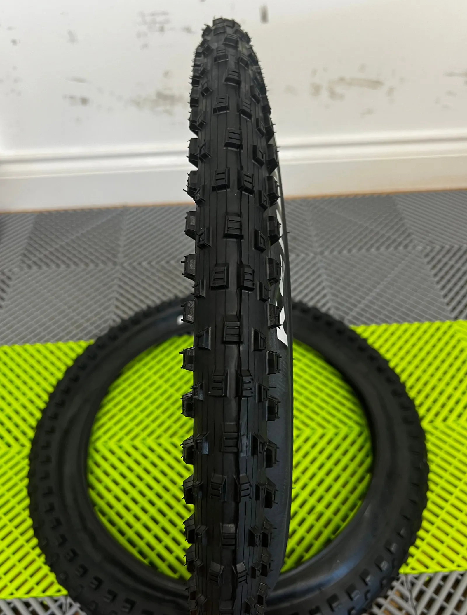 Amped A20 Pro Tyre Set (20x2.60) – Replacement Off-Road Grip Tyres (Pair)