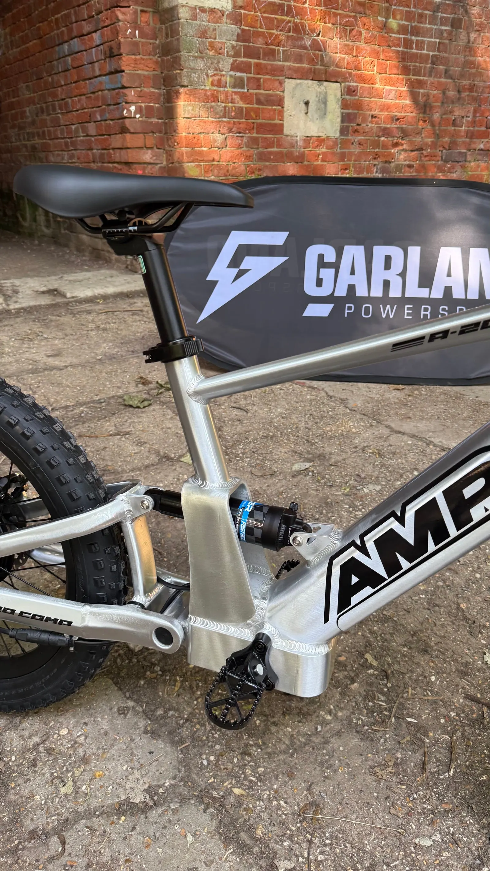 Amped A20 Comp suspension and chassis detail
