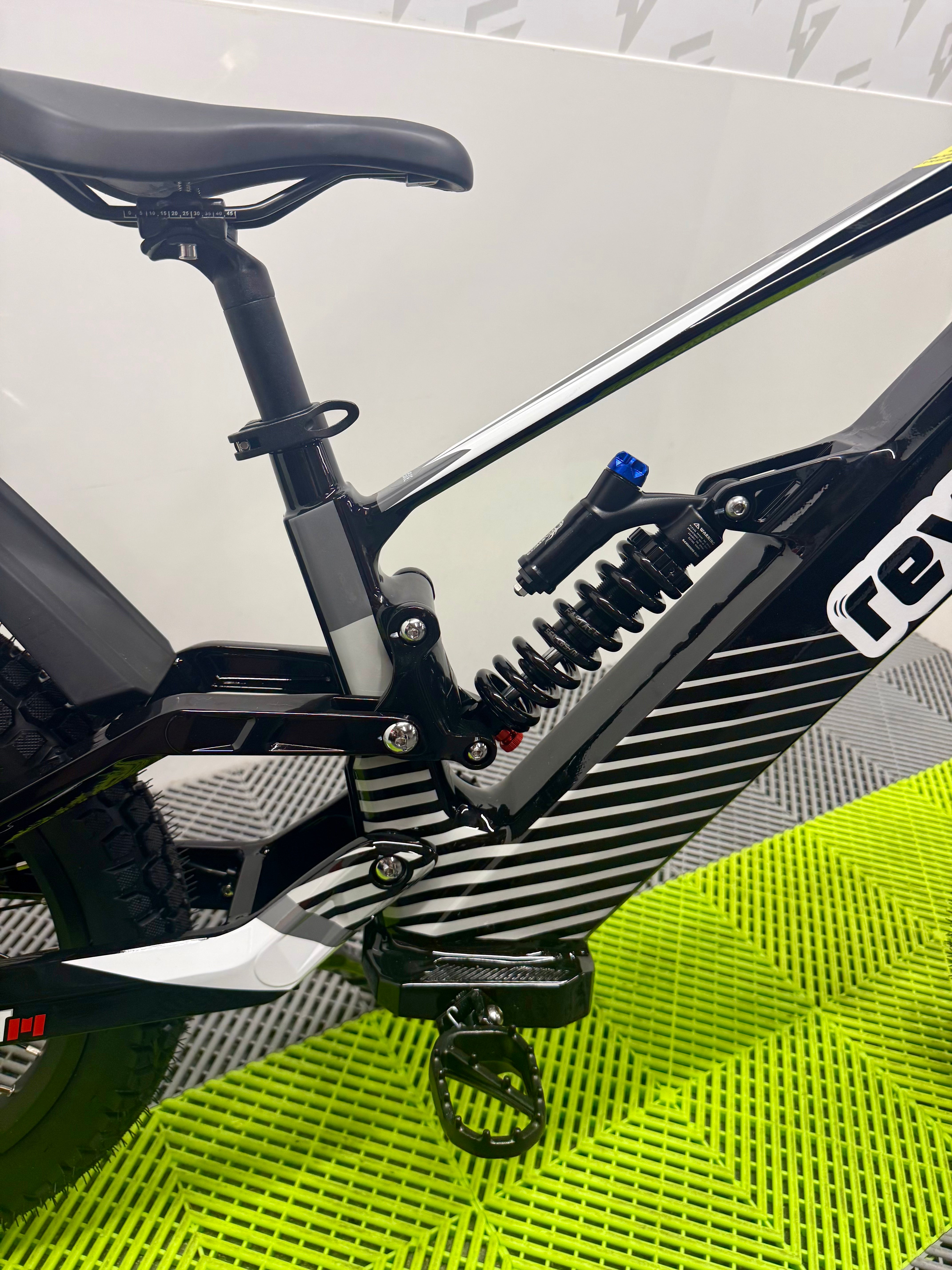 Revvi 20 Plus Fastace rear suspension and linkage detail
